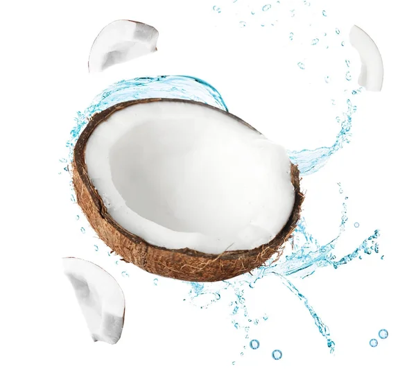 Hälften av kokosnöt och vatten stänk — Stockfoto
