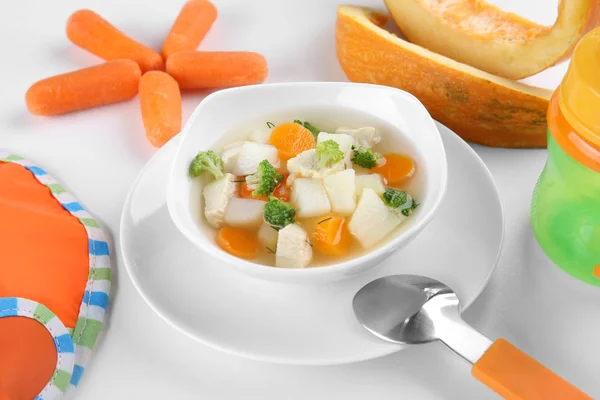 Тарілка смачного дитячого супу — стокове фото