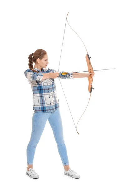 Mujer joven practicando tiro con arco — Foto de Stock