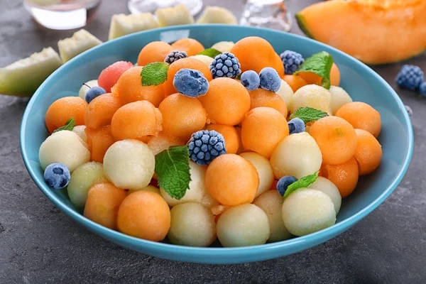 Piatto con palline di frutta fresca — Foto Stock