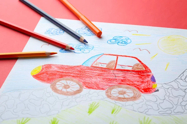 Dibujo infantil de coche rojo sobre fondo de color, primer plano —  Fotos de Stock