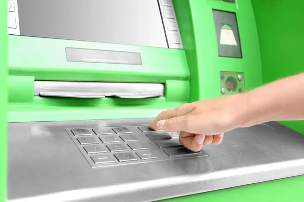 Kvinna att bankomat PIN-kod, närbild — Stockfoto
