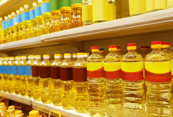 Botellas con aceite de cocina en estantes —  Fotos de Stock