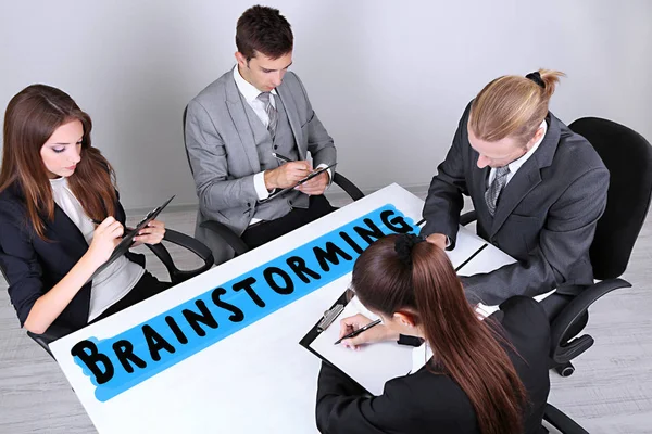 Mensen Zitten Aan Tafel Bij Zakelijke Bijeenkomst Kantoor — Stockfoto