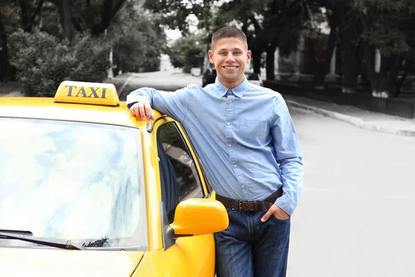 Красивый Таксист Стоящий Возле Машины Станции — стоковое фото