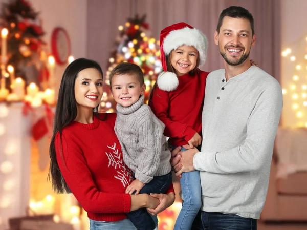 Счастливая семья в комнате, украшенной к празднованию Рождества — стоковое фото
