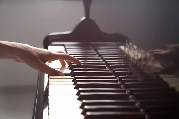 Begabte Frau spielt Klavier — Stockfoto