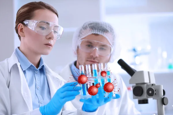 Científicos estudiando muestras en laboratorio. Concepto de investigación oncológica — Foto de Stock