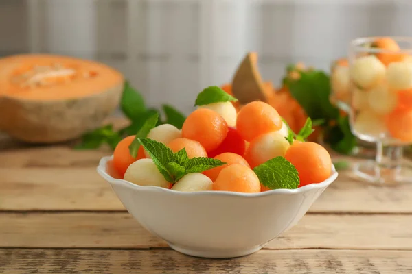 Placa con bolas de fruta fresca —  Fotos de Stock