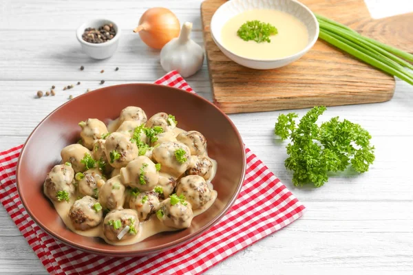 Bowl with delicious meatballs in sauce on table — Stock Photo, Image