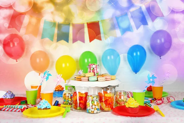 Mesa de cumpleaños preparada con dulces para fiestas infantiles —  Fotos de Stock