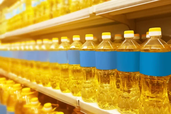 Botellas con aceite de cocina en estante —  Fotos de Stock