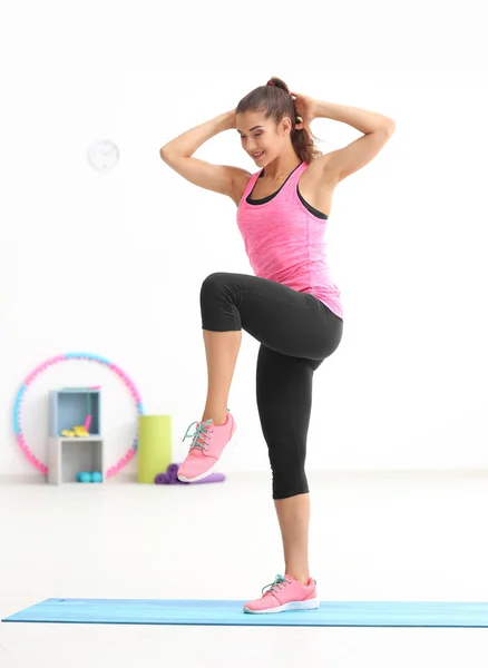 Entrenamiento de mujer en gimnasio —  Fotos de Stock