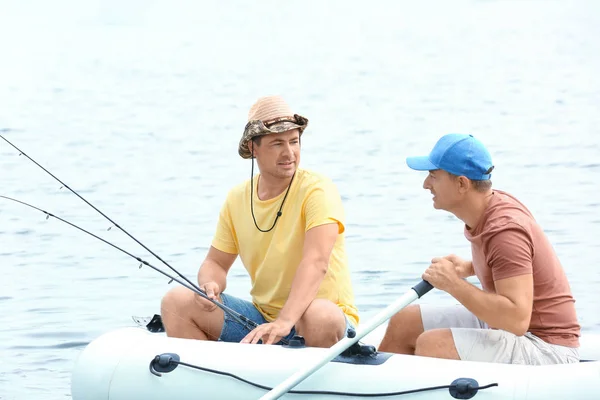 2 人の男性が川に膨脹可能なボートからの釣り — ストック写真