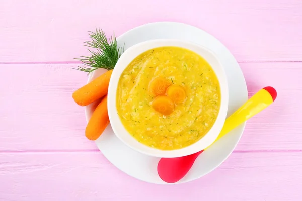 Placa de sopa de verduras cremosa bebé en la mesa de madera — Foto de Stock