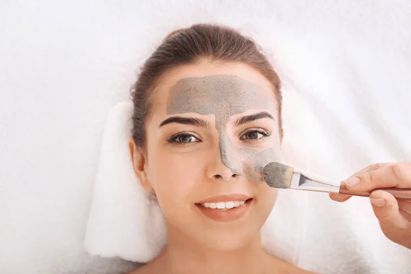 Vrouw met cosmetische masker in spa salon — Stockfoto