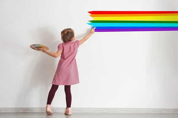 Ουράνιο τόξο ζωγραφική κοριτσάκι — Φωτογραφία Αρχείου