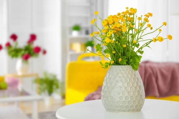 Ваза с букетом красивых цветов на столе в номере — стоковое фото