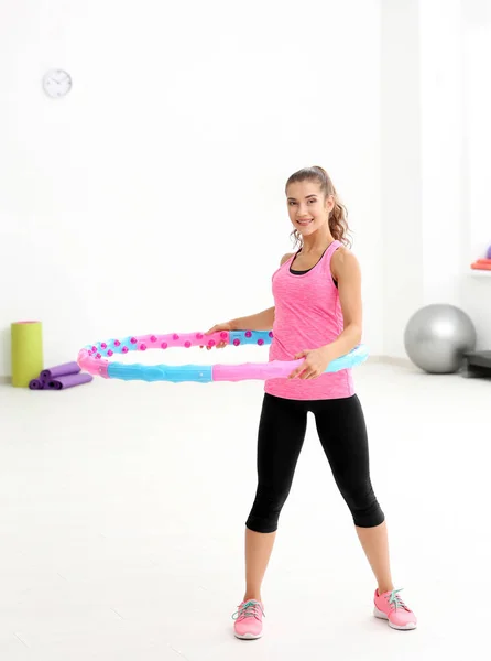 Mujer haciendo ejercicio con hula hoop en el gimnasio —  Fotos de Stock