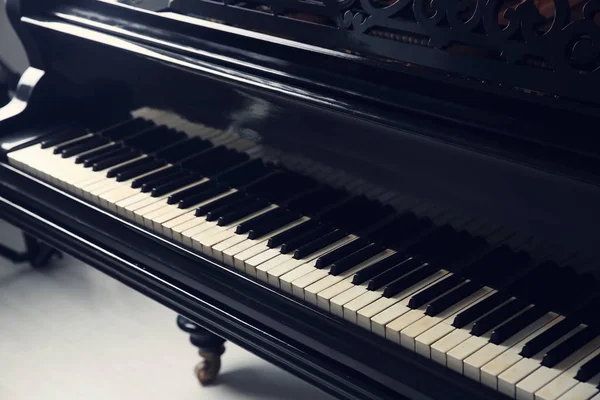 Вінтажне чорне піаніно в приміщенні, крупним планом — стокове фото