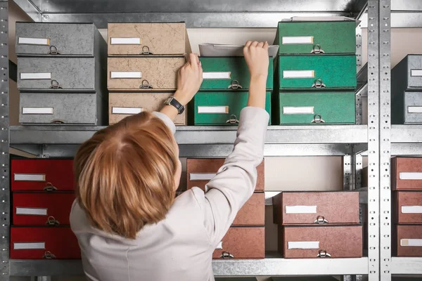 Mulher com documentos em arquivo — Fotografia de Stock