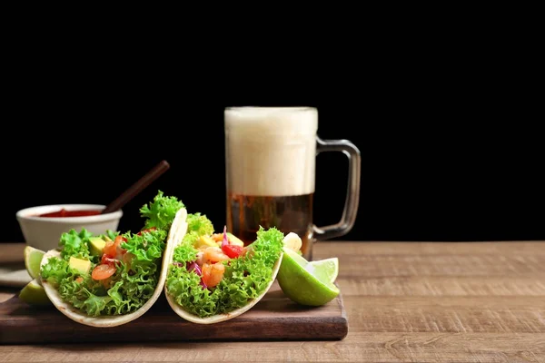 Tablero con deliciosos tacos de camarones en la mesa — Foto de Stock