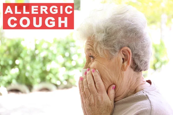 Mulher idosa que sofre de tosse alérgica ao ar livre — Fotografia de Stock