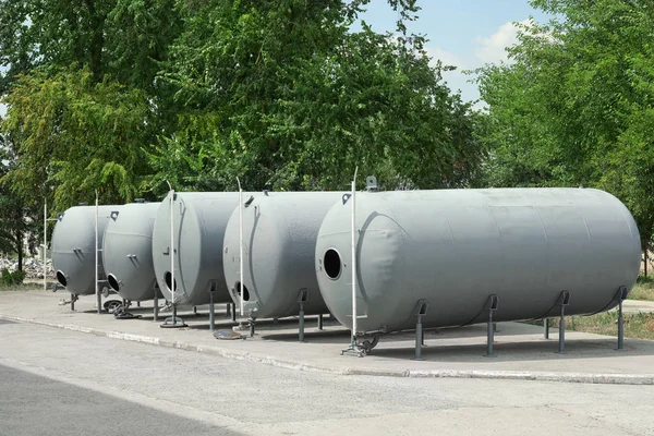 Металлические резервуары для вина, на открытом воздухе — стоковое фото