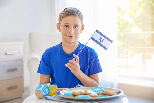 Еврейский мальчик с флагом дома — стоковое фото
