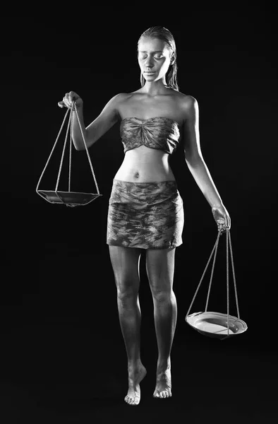 Молодая женщина с телом в роли Весы — стоковое фото
