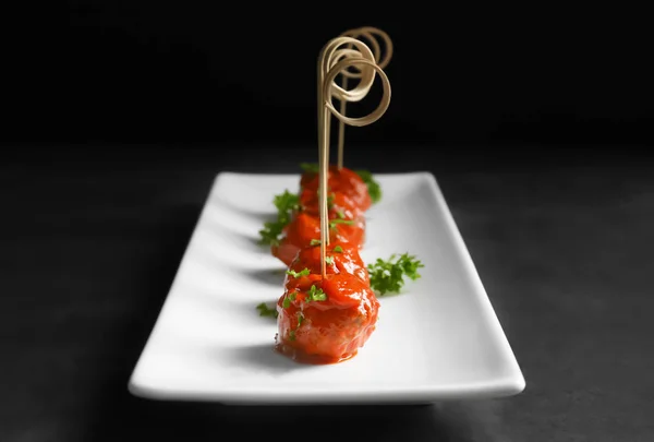 Koyu arka plan üzerinde lezzetli köfte ile servis tabağı — Stok fotoğraf