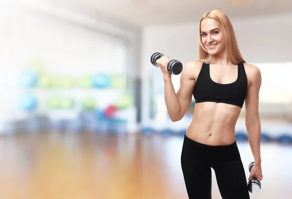 Deportiva joven entrenando con pesas en el gimnasio —  Fotos de Stock