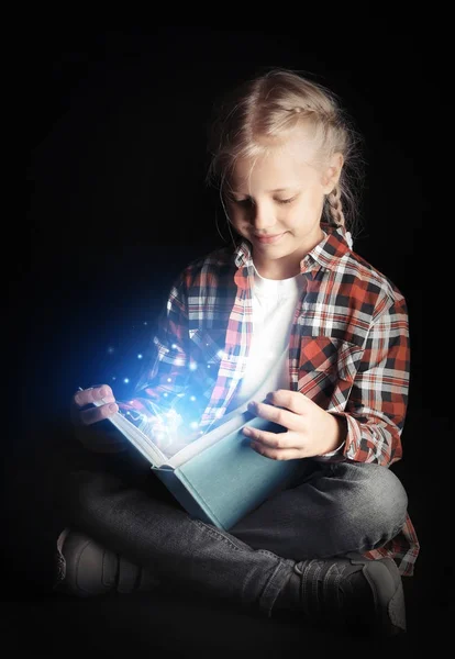 사랑 스러운 작은 소녀 독서 책 — 스톡 사진