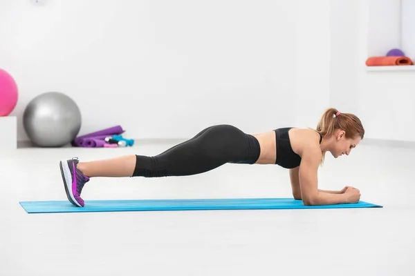 Entrenamiento de mujer en gimnasio —  Fotos de Stock