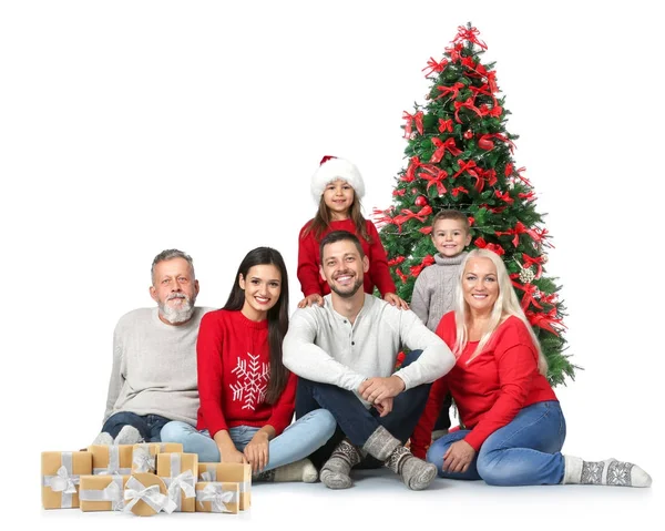 Família feliz com caixas de presente e árvore de Natal decorada em fundo branco — Fotografia de Stock