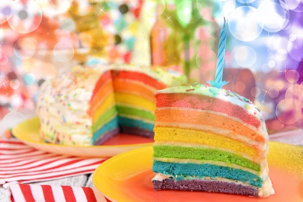 Teller mit Stück Regenbogenkuchen — Stockfoto