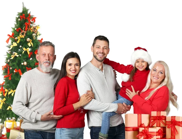 Ευτυχισμένη οικογένεια με κουτιά δώρων και στολισμένο χριστουγεννιάτικο δέντρο σε λευκό φόντο — Φωτογραφία Αρχείου