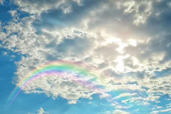 Moln och regnbåge i himlen — Stockfoto