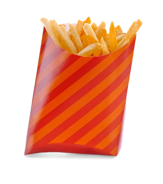 Saco de papel com deliciosas batatas fritas no fundo branco — Fotografia de Stock