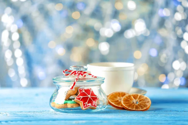 Glasburk med kreativa jul cookies på träbord — Stockfoto