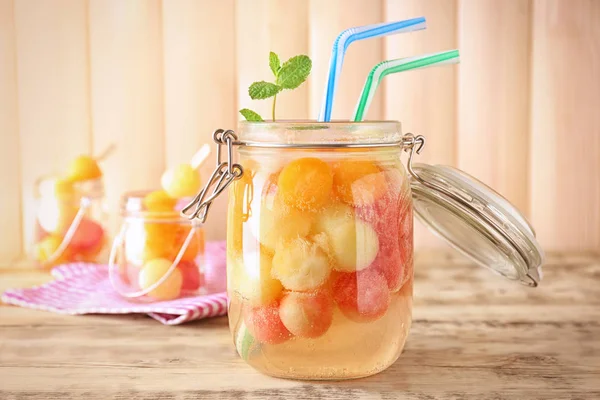 Delicioso coquetel com bolas de melão — Fotografia de Stock