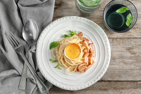 Plate of pasta carbonara with bacon on table — Stock Photo, Image