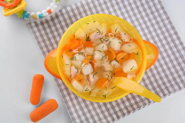 Миска смачного дитячого супу на столі — стокове фото