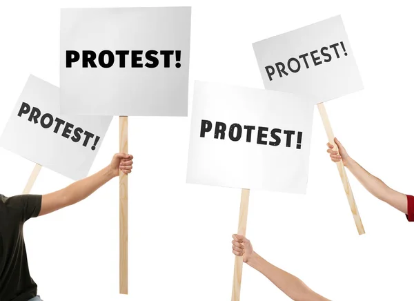 Pessoas segurando placas com palavra PROTEST no fundo branco — Fotografia de Stock