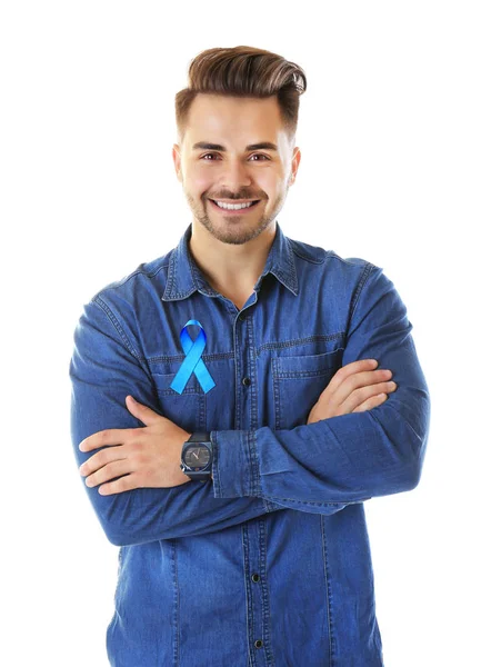 Jonge man met blauw lint op witte achtergrond. Prostaatkanker concept — Stockfoto