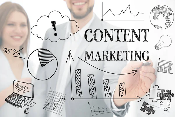 Un uomo d'affari che fa una presentazione sull'incontro. Concetto di content marketing — Foto Stock