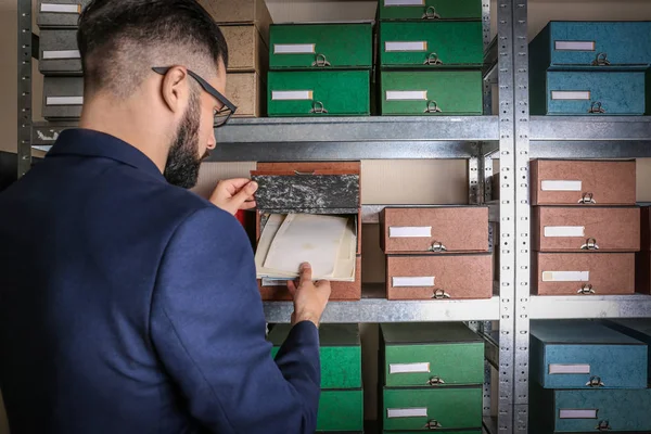 Homem com documentos em arquivo — Fotografia de Stock