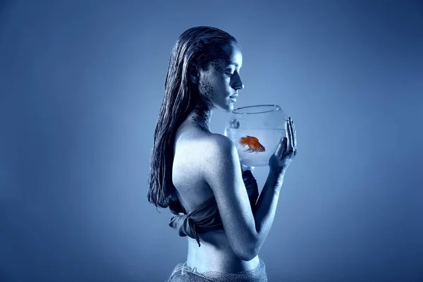 Молодая женщина с удивительным бодиартом в роли Рыб — стоковое фото