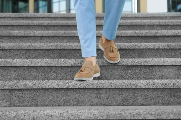 Jambes de succès homme d'affaires marchant dans les escaliers à l'extérieur — Photo