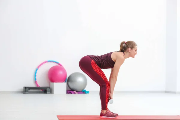 Entrenamiento de mujer en gimnasio —  Fotos de Stock